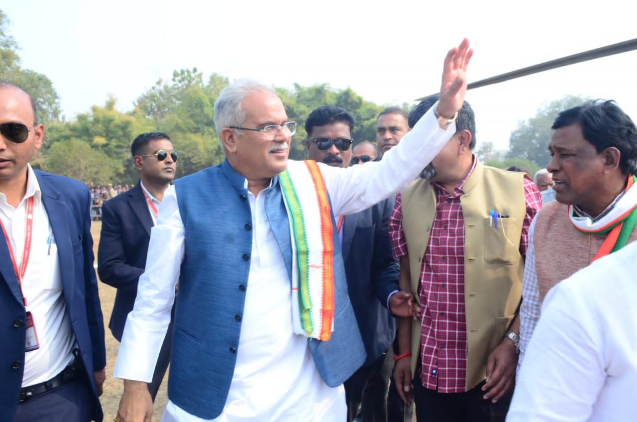 रायपुर : मुख्यमंत्री श्री भूपेश बघेल भेंट-मुलाकात के लिए कोरबा जिले के कटघोरा विधानसभा क्षेत्र के ग्राम नोनबिर्रा हेलीपैड पहुंचे