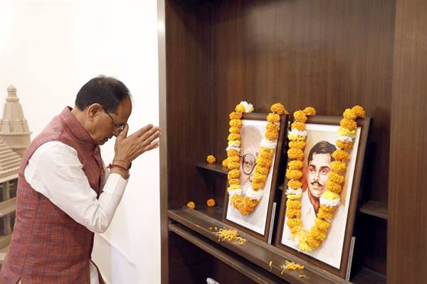 मुख्यमंत्री श्री चौहान ने शहीद चंद्रशेखर आजाद और राष्ट्रवादी विचारक नानाजी देशमुख को नमन किया