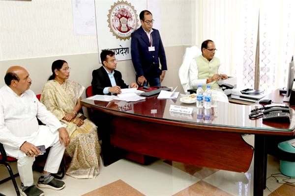 मुख्यमंत्री श्री चौहान ने जबलपुर में की नमामि नर्मदे प्रोजेक्ट की समीक्षा
