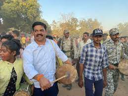 हाथों में ढोल लेकर ग्रामीणों संग थिरके अफसर-नेता, वीडियो हुआ वायरल