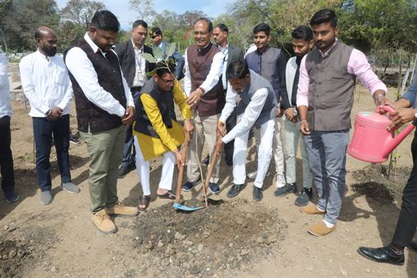 मुख्यमंत्री श्री चौहान ने लगाए आम, पीपल और आँवला के पौधे