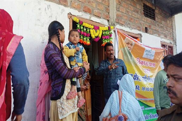 मंत्री श्री सिलावट ने लाड़ली लक्ष्मी योजना के प्रमाण पत्र बालिकाओं को घर जाकर दिए