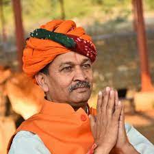 आमलीभाट की शासकीय शाला में बच्चों का पुस्तकालय देख प्रसन्न हुए मंत्री श्री सखलेचा