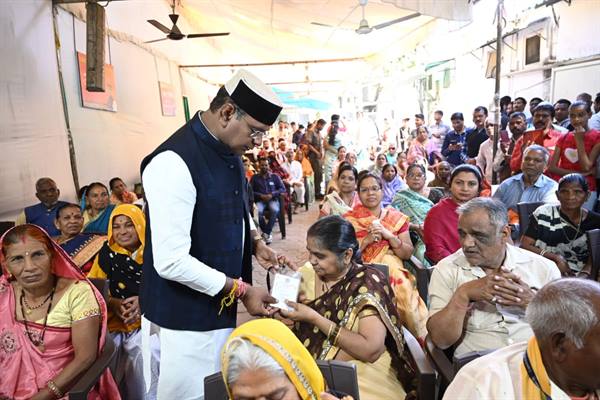 मंत्री श्री सारंग ने लाभार्थियों को वितरित किए मुख्यमंत्री तीर्थ-दर्शन यात्रा के टिकट