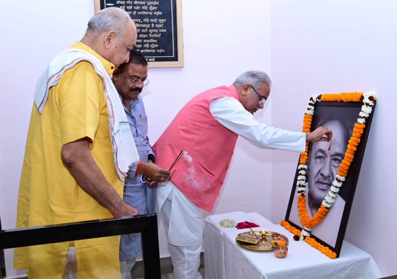 रायपुर मुख्यमंत्री ने स्वर्गीय श्री चंदूलाल चंद्राकर की पुण्यतिथि पर उन्हें किया नमन