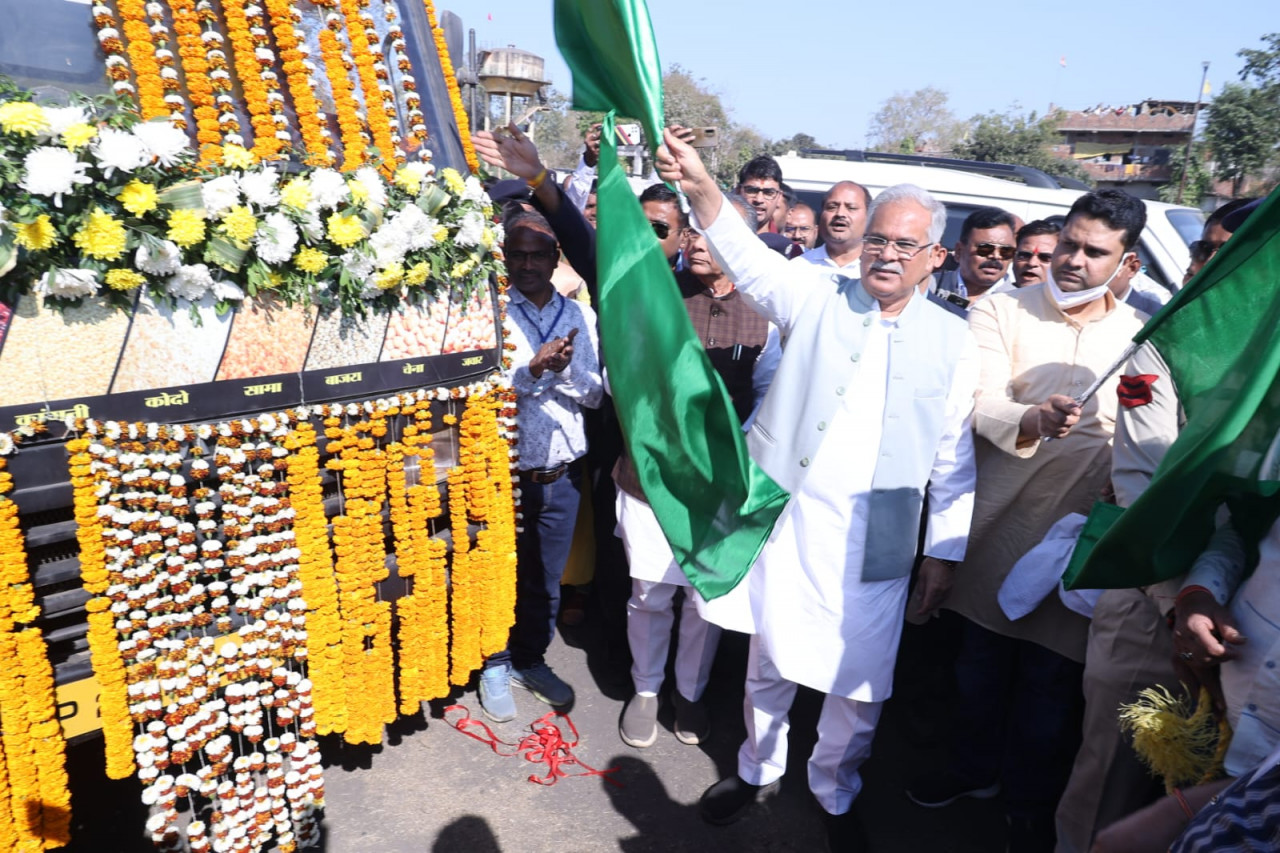 रायपुर : मुख्यमंत्री श्री भूपेश बघेल ने प्रदेश के पहले मोबाइल मिलेट कैफे ‘मिलेट ऑन व्हील्स’ को खरसिया में हरी झंडी दिखाकर किया रवाना