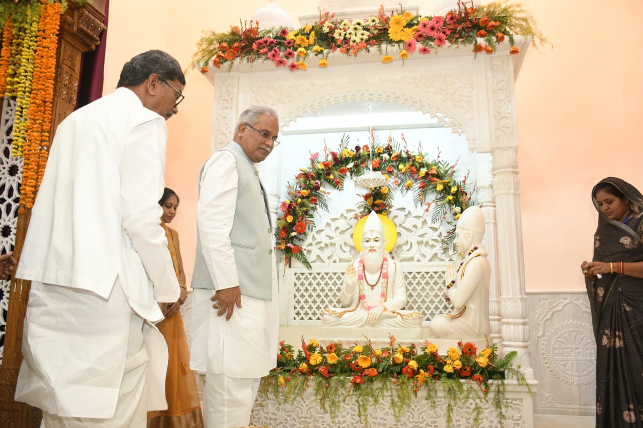 रायपुर : मुख्यमंत्री ने सदगुरु कबीर साहेब मंदिर में किए दर्शन
