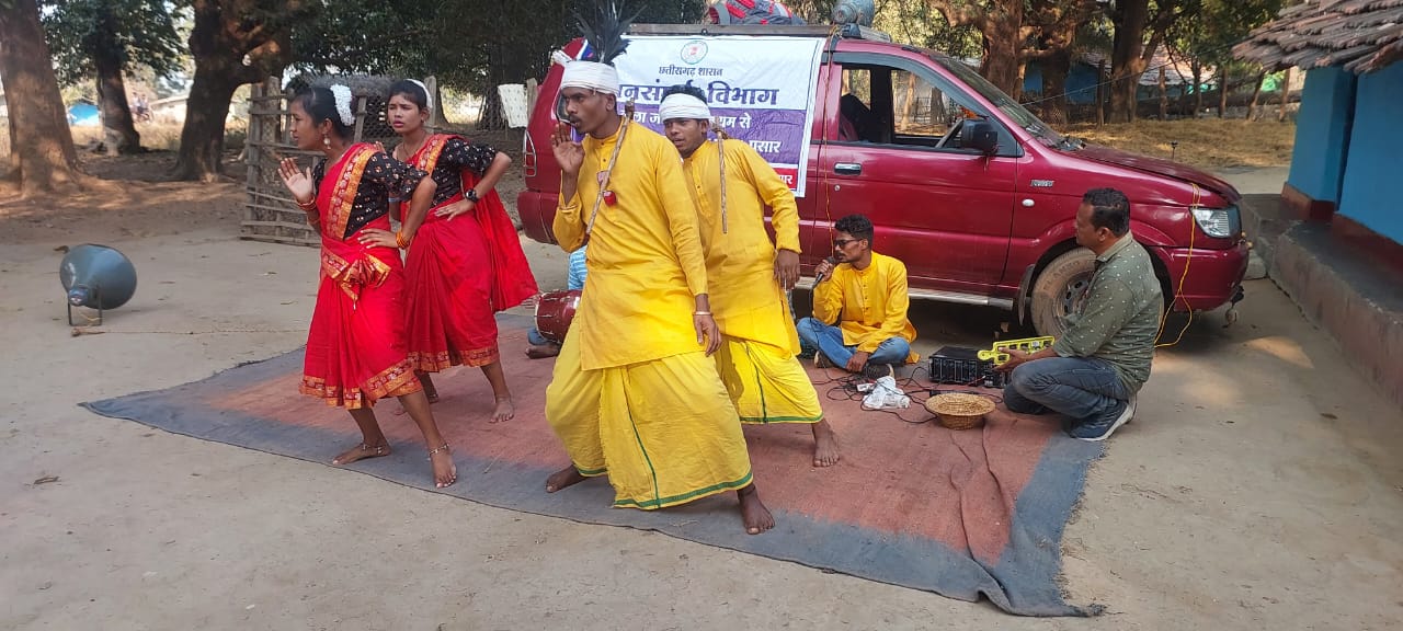 बीजापुर : जिले के सुदूर अंचलों के ग्रामीणों को कला जत्था के माध्यम से शासन की महत्वाकांक्षी योजनाओं की मिल रही है जानकारी