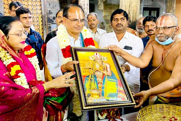 मुख्यमंत्री श्री चौहान ने कांचीपुरम में श्री रामानुजाचार्य स्वामी मंदिर में पूजा-अर्चना की