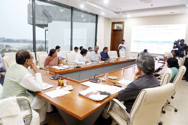 मुख्यमंत्री लाड़ली बहना योजना से जुड़ी प्रक्रियाएँ समय पर पूर्ण करें : मुख्यमंत्री श्री चौहान
