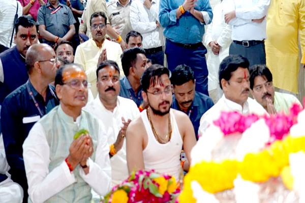 मुख्यमंत्री श्री चौहान भगवान महाकालेश्वर की संध्या आरती में शामिल हुए