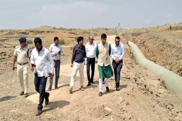 मंत्री श्री दत्तीगांव ने बदनावर उद्वहन माइक्रो सिंचाई परियोजना का अवलोकन किया