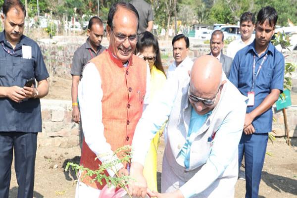 मुख्यमंत्री श्री चौहान के साथ इंटरनेशनल शूटिंग स्पोर्ट्स फेडरेशन के प्रतिनिधियों ने पौध-रोपण किया