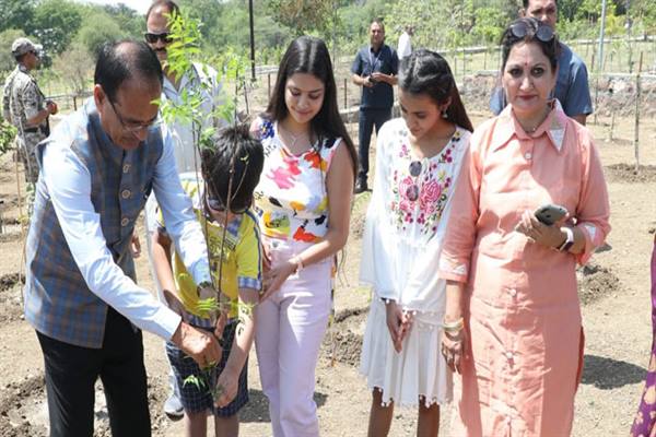 मुख्यमंत्री श्री चौहान ने नीम, करंज और बादाम के पौधे लगाए