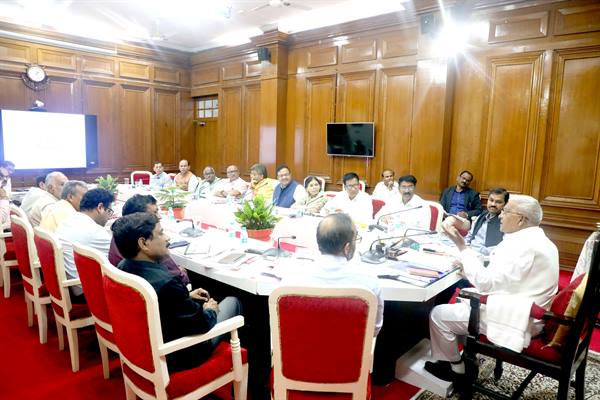 विश्वविद्यालय परिवर्तन के वाहक बनें : राज्यपाल श्री पटेल