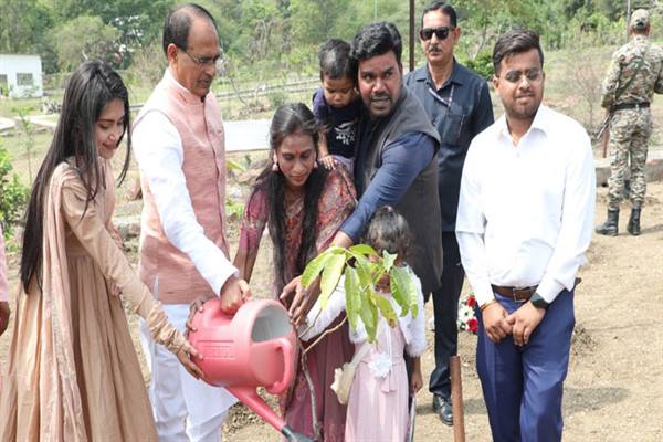 मुख्यमंत्री श्री चौहान के साथ पंचायत प्रतिनिधियों ने पौध-रोपण किया