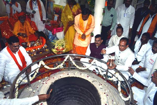 केन्द्रीय गृह मंत्री श्री शाह और मुख्यमंत्री श्री चौहान ने आँचल कुंड धाम में पूजन किया