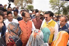 सागर में किसानों के लिए CM की घोषणाएं बेटी की शादी करने देंगे 56 हजार रु., मुर्गा-मुर्गी की मौत पर 100 रु. मुआवजा