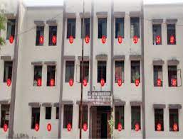 120 की क्षमता, 46 छात्र ही रहते हैं, दिलचस्प- 20 कमरों की 29 खिड़कियों के कांच फूटे; वजह-चौकीदार ही नहीं