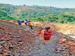 झोली में टांगकर ले जाने पड़ते हैं मरीज, क्योंकि वनग्रामों में विकास की अनुमति में है अड़चन
