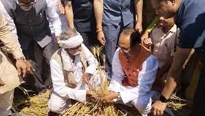 CM ने खेत में बैठकर देखी बर्बाद फसल किसानों से कहा- अभी कर्ज की वसूली नहीं होगी, बेटी की शादी के लिए 56 हजार रुपए देंगे
