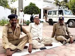 निष्पक्ष जांच और जेल अधीक्षिका को हटाने की मांग को लेकर अनशन पर बैठे