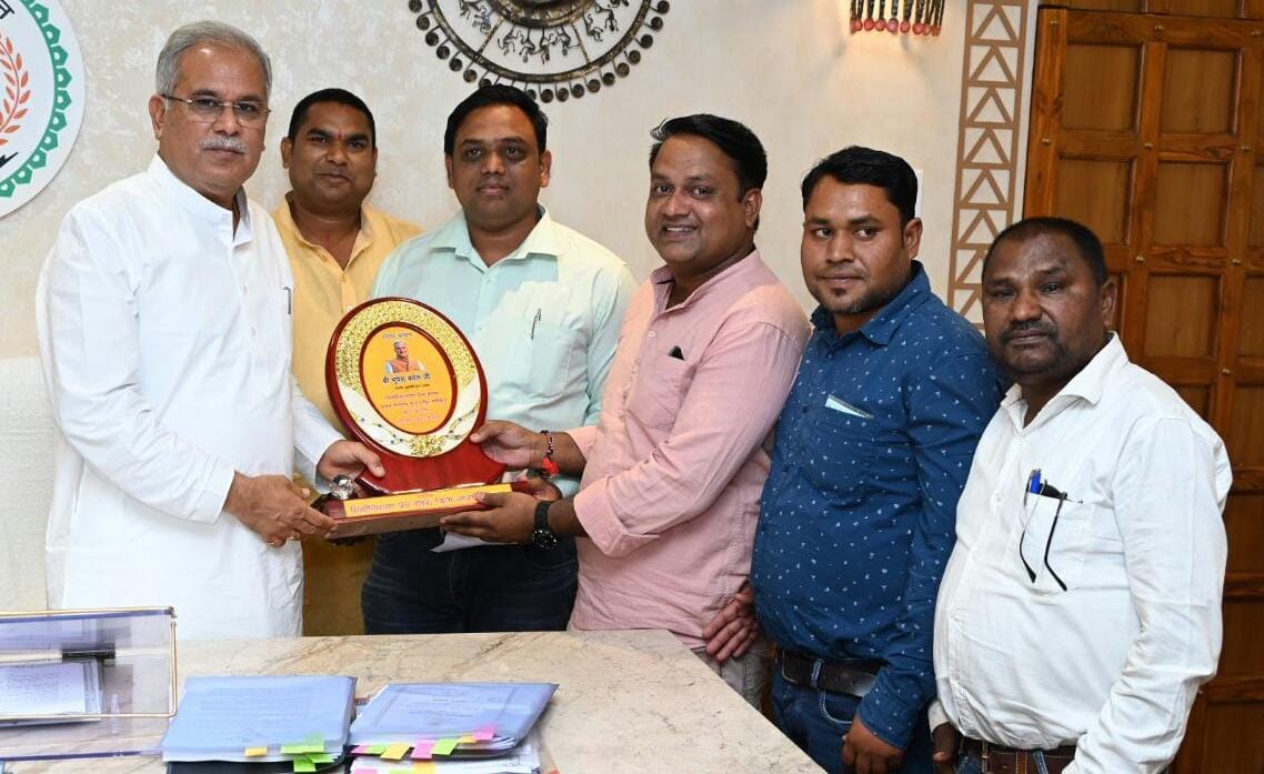 रायपुर : मुख्यमंत्री श्री भूपेश बघेल से शिवरीनारायण प्रेस क्लब के सदस्यों ने की सौजन्य मुलाकात