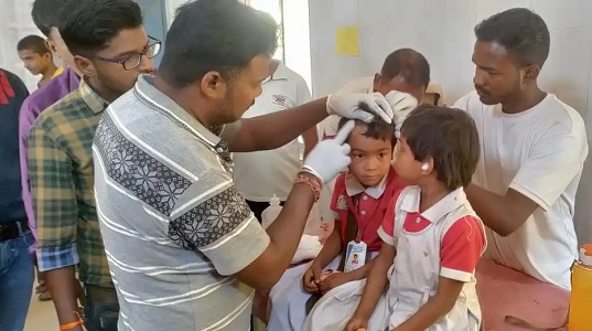 ट्रक ने स्कूल बस को ठोका, 40 बच्चे घायल