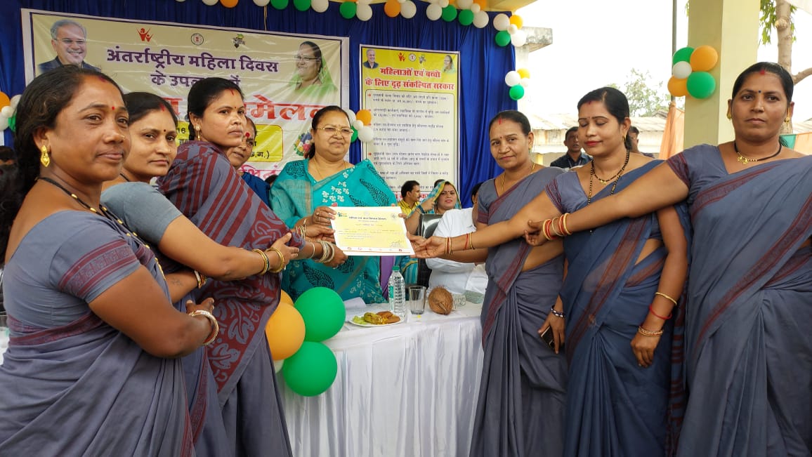 रायपुर: महिला सम्मेलन: मंत्री श्रीमती भेंड़िया ने उत्कृष्ट कार्य करने वाले महिला कर्मियों का किया सम्मान