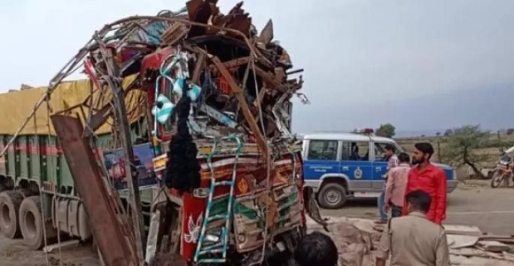 दो ट्रक आपस में भिड़े, दो की मौत, एक गंभीर