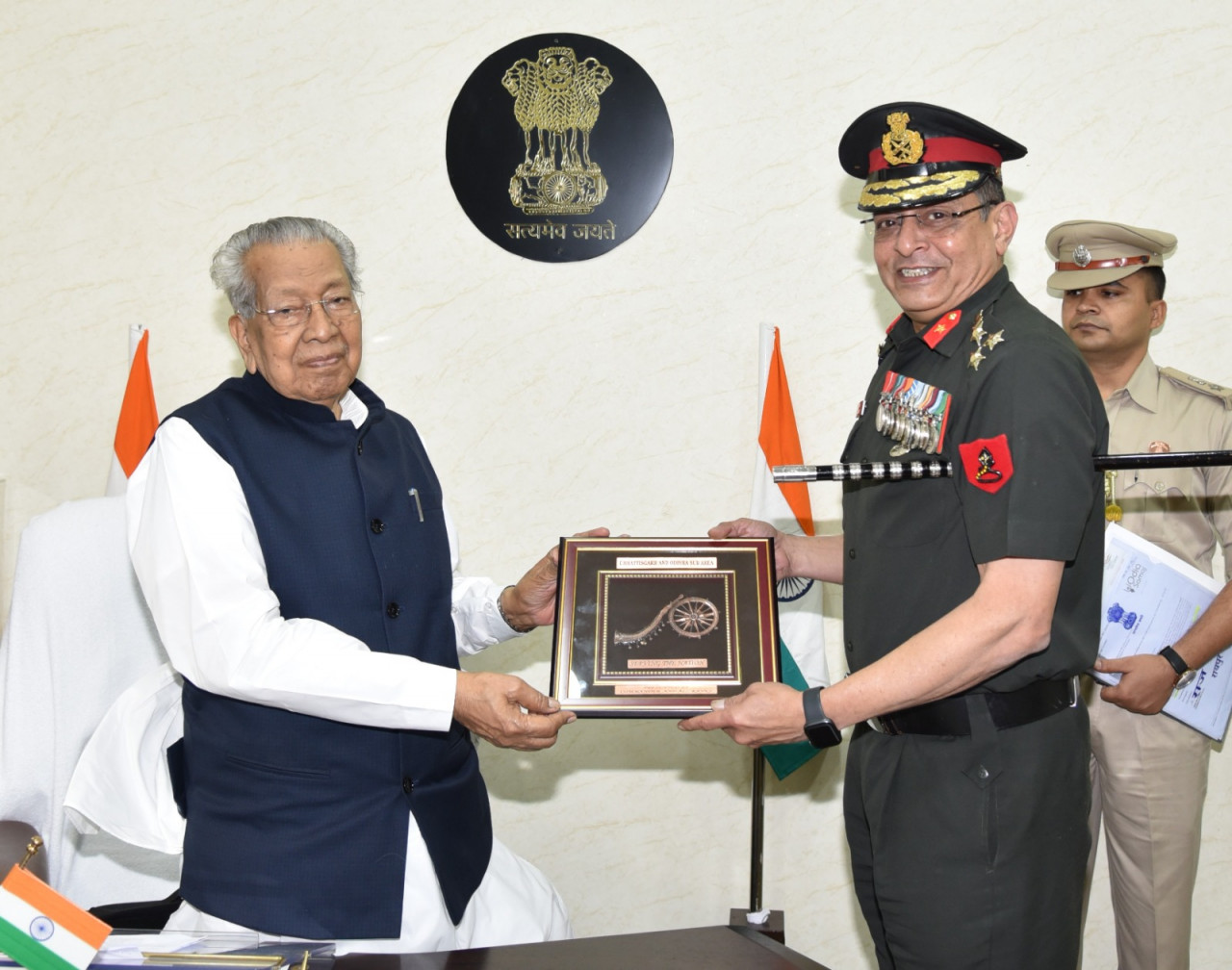रायपुर : राज्यपाल श्री हरिचंदन से छ.ग ओड़िसा के सब एरिया ब्रिगेडियर ने की सौजन्य भेंट