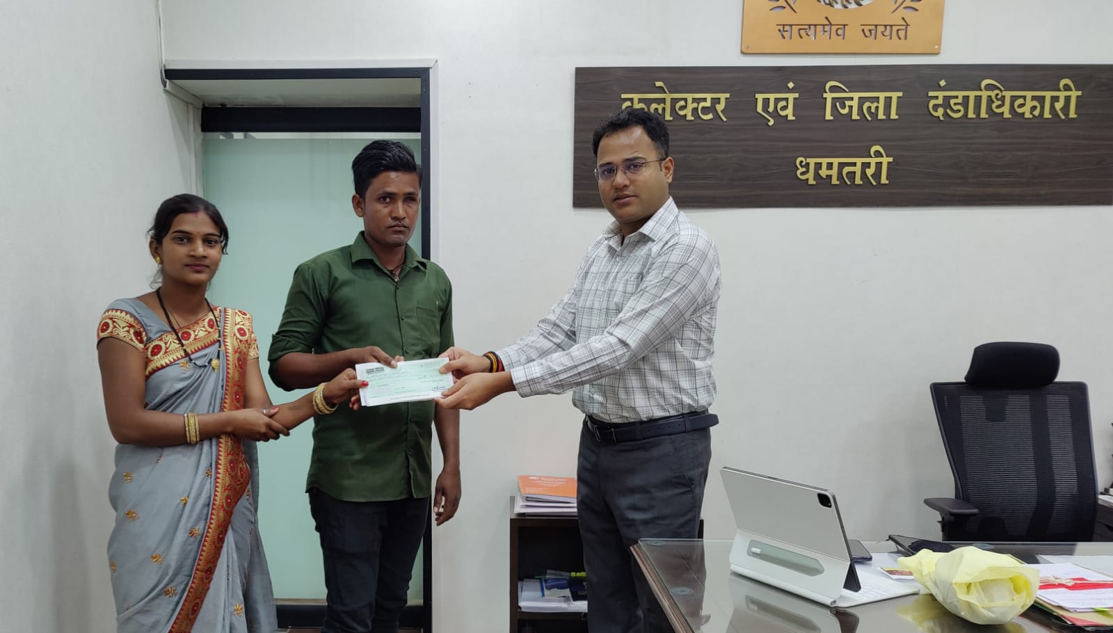 दिव्यांग दम्पत्ति को कलेक्टर ने प्रदान किया 50 हजार का चेक
