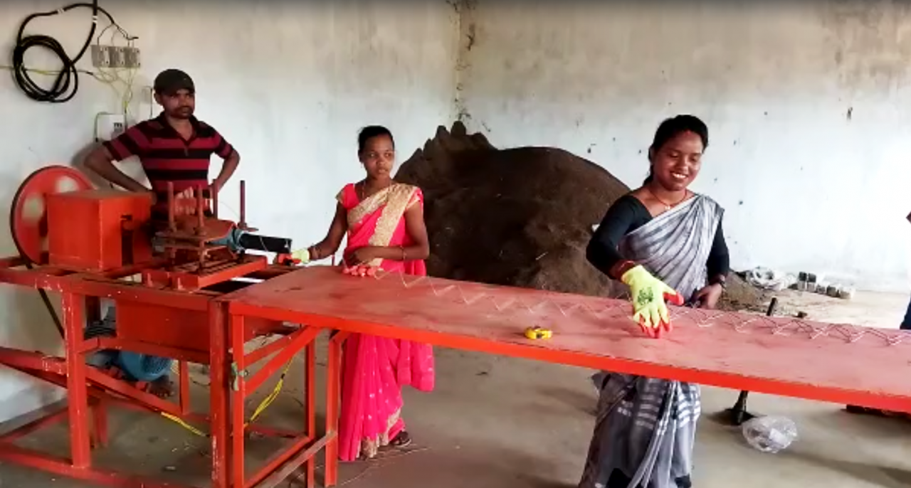 जशपुरनगर : समूह की महिलाएं चैन फैनसिंग यूनिट एवं इंटर पेवर ब्लॉक निर्माण से जुड़कर बन रही आत्मनिर्भर