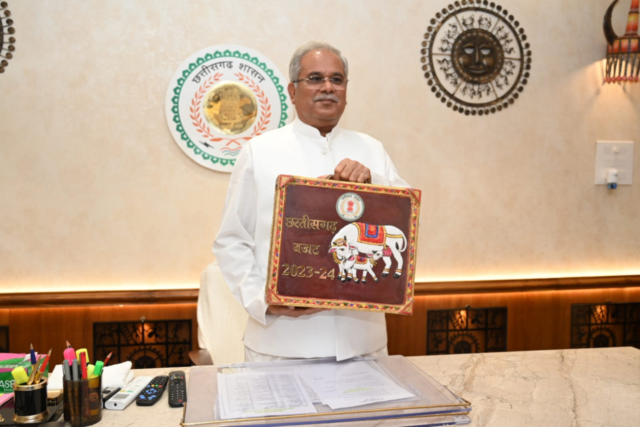 रायपुर: मुख्यमंत्री श्री भूपेश बघेल विधानसभा पहुंचे: सदन में आज वित्तीय वर्ष 2023-24 का बजट प्रस्तुत करेंगे