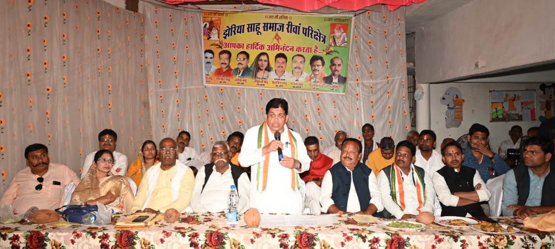 रायपुर: रींवा में आयोजित कर्मा जयंती में शामिल हुए नगरीय प्रशासन मंत्री डॉ. डहरिया