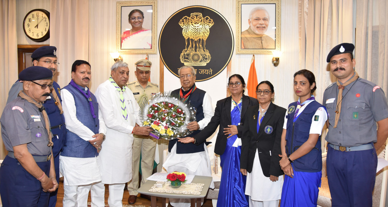 रायपुर :राज्यपाल कोे भारत स्काउट्स एवं गाईड ने स्कार्फ पहना कर सम्मानित किया