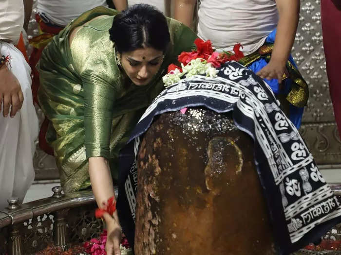 गले में माला और माथे पर तिलक… उज्जैन महाकाल दर्शन करने पहुंची रवीना टंडन, देखिए फोटो