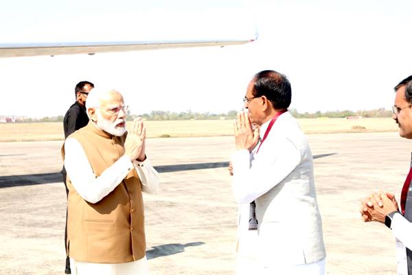 प्रधानमंत्री श्री मोदी की विमान तल पर मुख्यमंत्री श्री चौहान ने की अगवानी