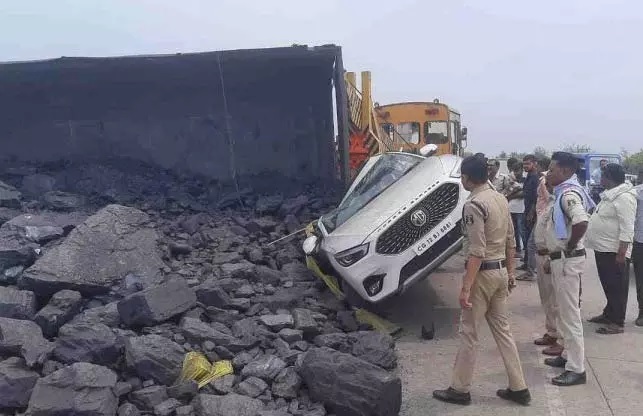 कार पर पलटा कोयले से लदा ट्रक, 1 की मौत…