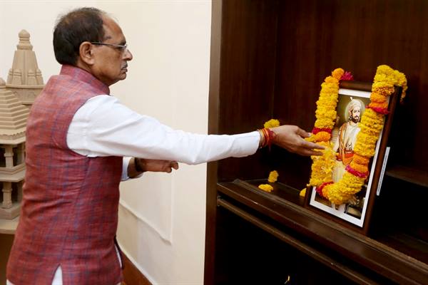 मुख्यमंत्री श्री चौहान ने छत्रपति शिवाजी महाराज की पुण्य-तिथि पर श्रद्धांजलि अर्पित की