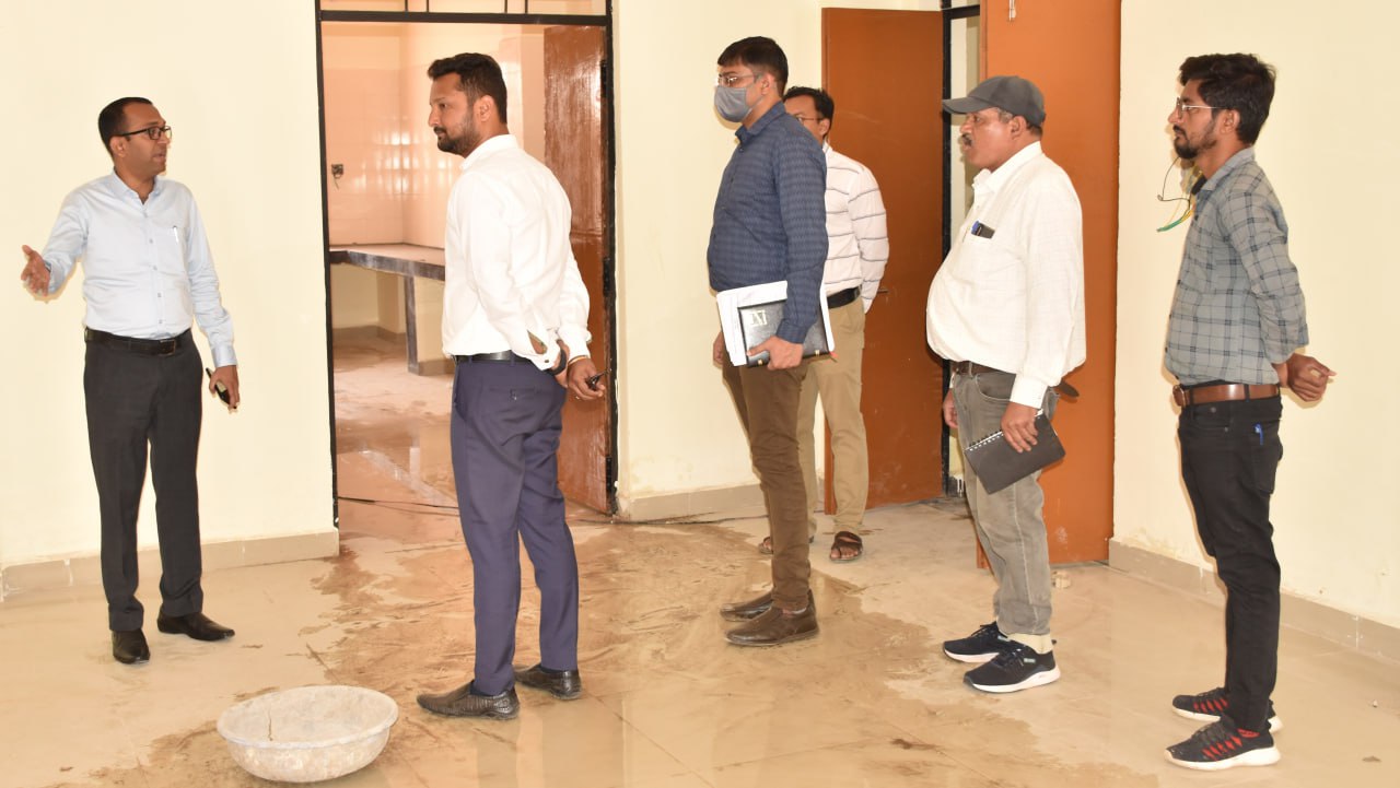 कलेक्टर ने गरांजी स्थित निर्माणाधीन छात्रावास का किया निरीक्षण
