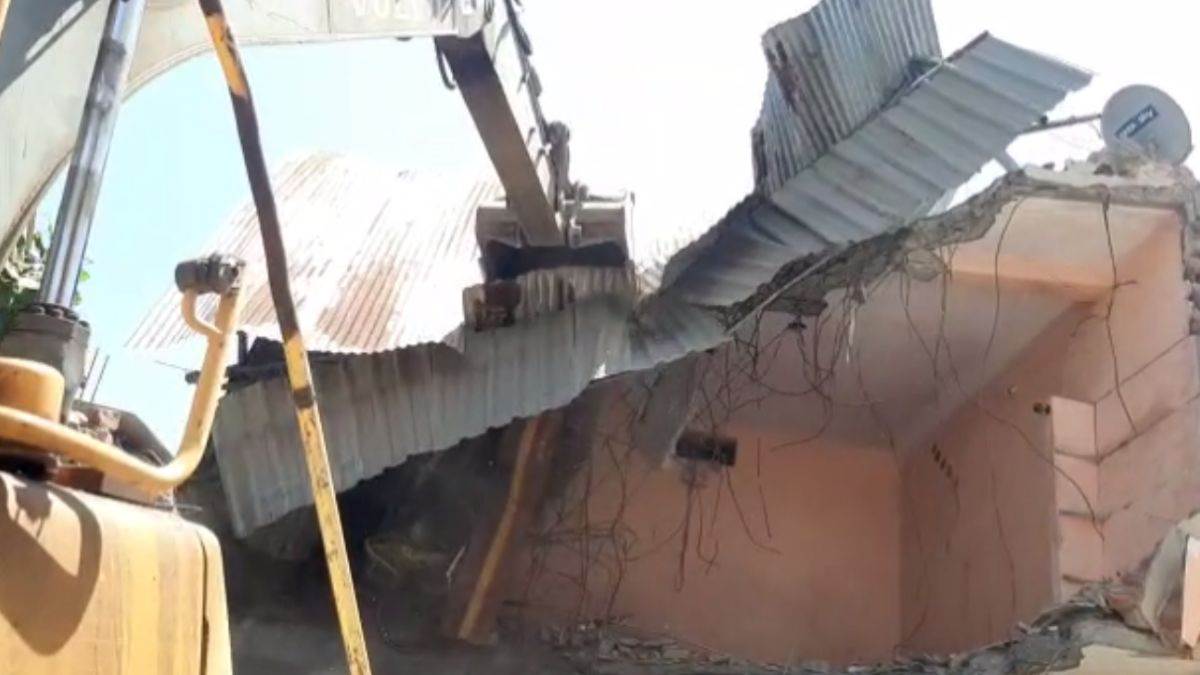 रतलाम में फिर चला बुलडोजर, हत्या के आरोपितों के अवैध निर्माण तोड़े