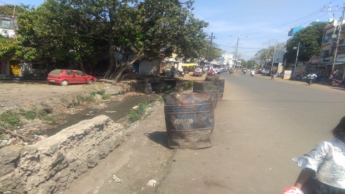 घमापुर-रांझी मार्ग पर बचकर चलें, 25 करोड़ से बने नाले पर रखा है ड्रम