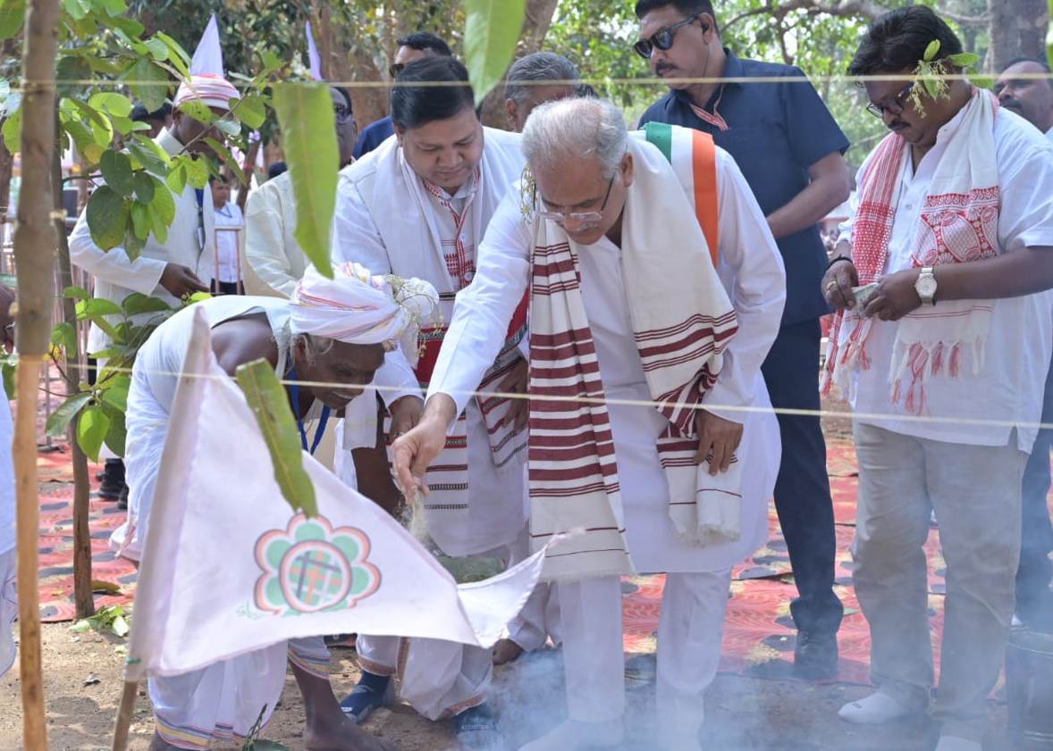 रायपुर : मुख्यमंत्री श्री बघेल जशपुर में आयोजित सरहुल पर्व कार्यक्रम में शामिल हुए