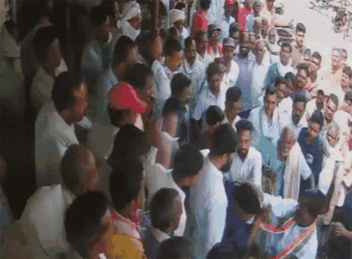 विधायक बृहस्पत सिंह ने बैंक कर्मचारी को पीटा, नाराज कर्मचारी हड़ताल पर