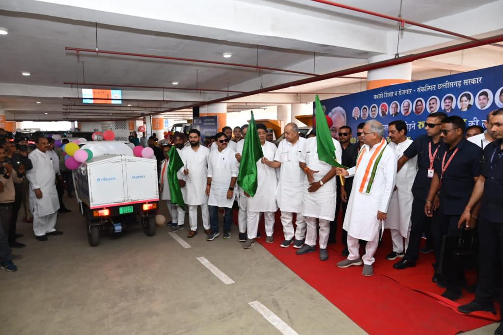 भेंट मुलाक़ात : सीएम बघेल ने किया 84 नए सफाई वाहनों का लोकार्पण