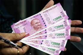 2000 के नोट वापस… खबर मिलते ही दुकानों और पेट्रोल पंप पर खपने लगी करेंसी