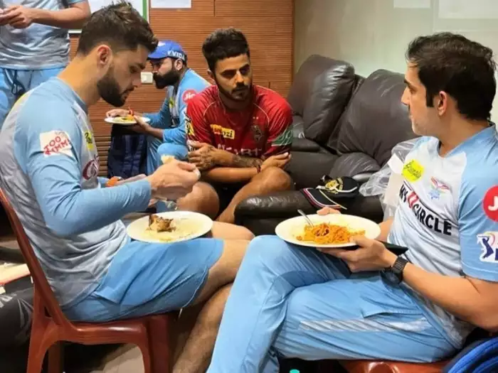 नवीन और गौतम संग नजर आए नीतीश राणा, कहीं विराट की लड़ाई से कोई कनेक्शन तो नहीं ?