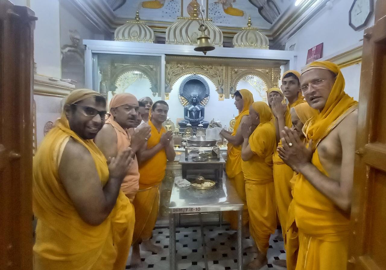 बड़े मंदिर मे मनाया गया शांति नाथ भगवान का जन्म तप मोक्ष कल्याणक पर्व