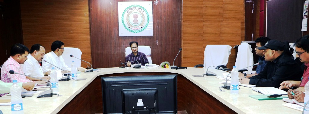 बैठक में कलेक्टर ने की शिक्षा विभाग के कार्यों की समीक्षा